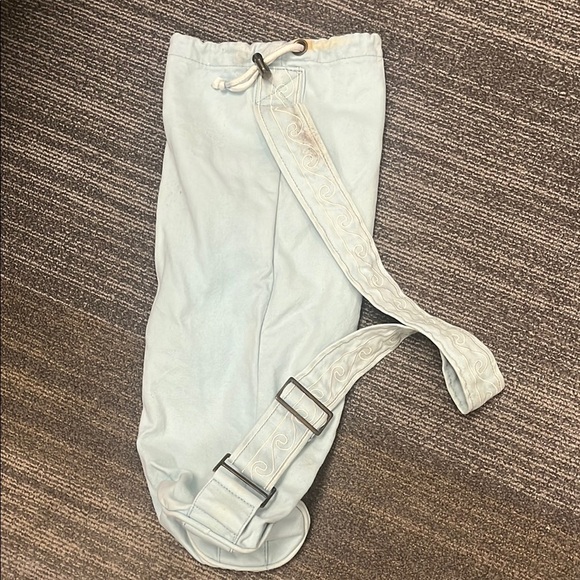 Gaiam Light Ice Blue Yoga Mat Embroidered pocket bag with strap, preowned - Picture 3 of 12